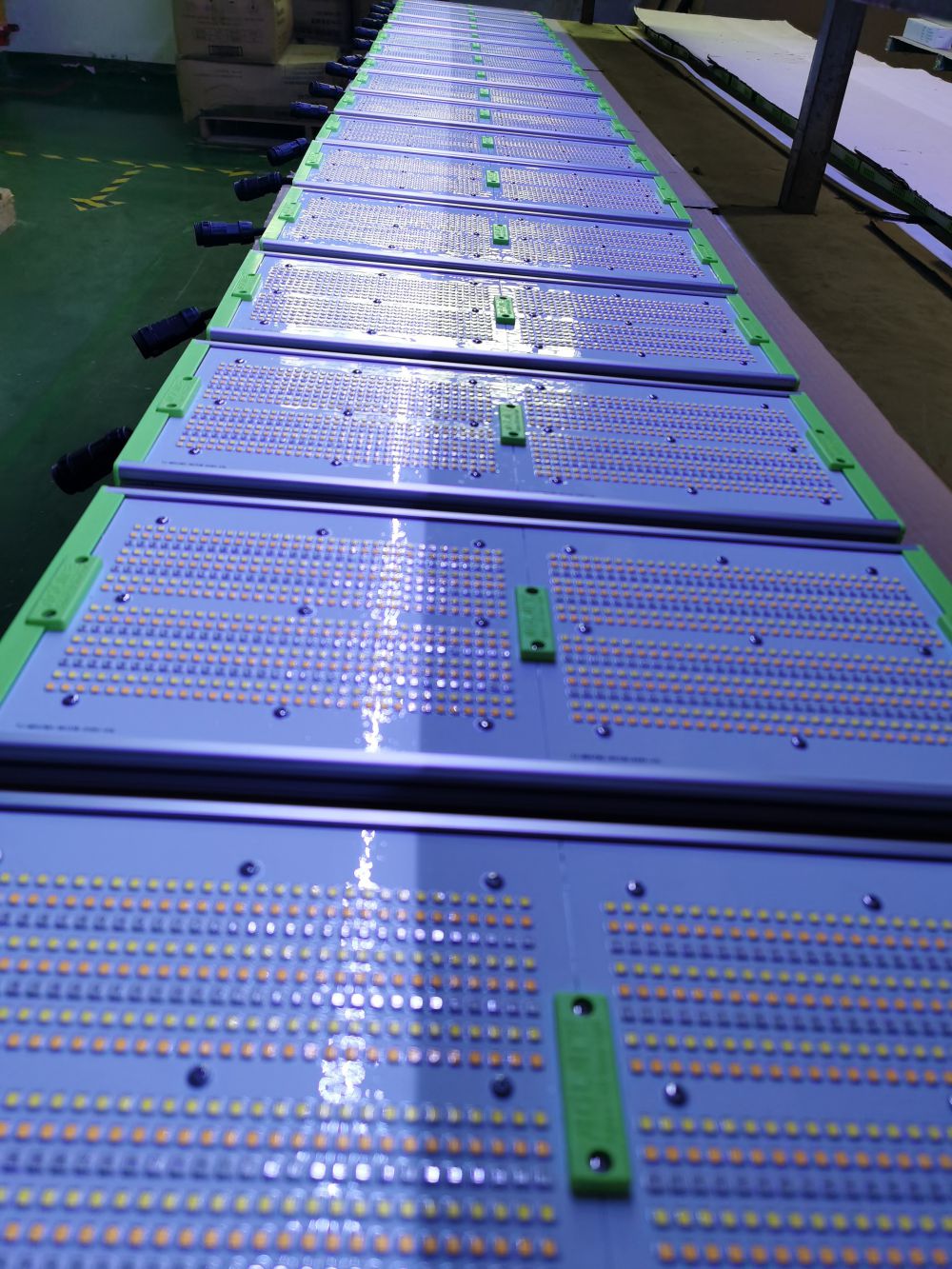 银娱优越会717光电的ＳＭＤＬＥＤ用于公司自产的植物成长灯